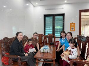 Đông Y Nguyễn Kim Bảng tặng quà cho gia đình