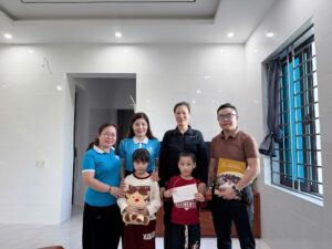 Đông Y Nguyễn Kim Bảng tặng quà cho gia đình 2